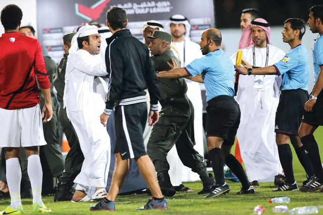 "الشرطة تحاول منع الاعتداء على طاقم التحكيم في مباراة الاهلي وعجمان\t تصوير :يونس يونس"