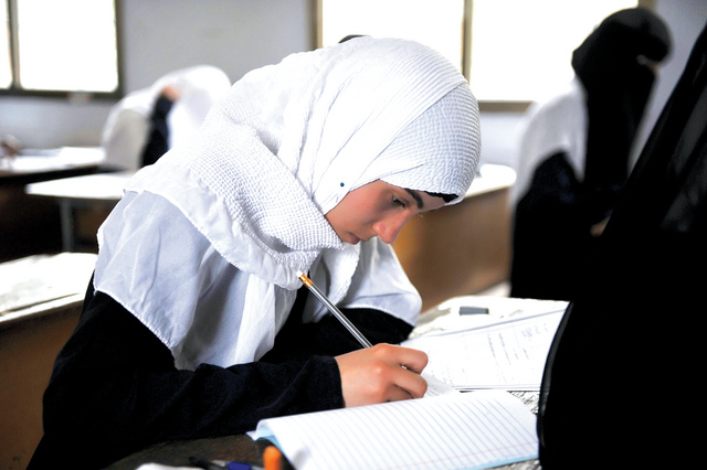 "التقاسم الحزبي للمواقع الإدارية في الجامعات أثّر على مستوى التعليم الذي يعاني رداءة المناهج ونقصاً في تأهيل المعلمين \tالبيان"