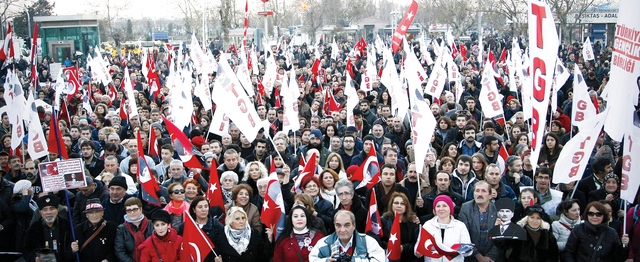 "أتراك يتظاهرون وسط إسطنبول ضد الفساد وحكومة طيب رجب أردوغان حيث استقال وزراء الاقتصاد والداخلية والبيئة على وقع الأزمة إي.بي.إيه"
