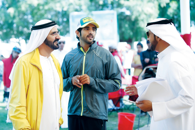 "محمد بن راشد وحمدان بن محمد والسبوسى فى حديث حول السباق \tتصوير- مجدى اسكندر"