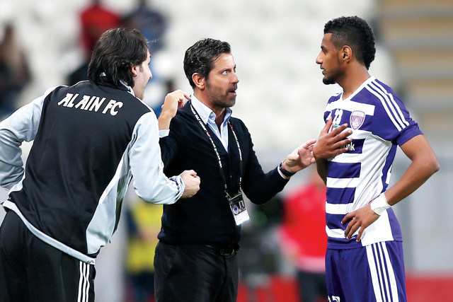 "كيكي فلوريس وتوجيهات إلى لاعبيه لم تجد \t تصوير مجدي إسكندر"