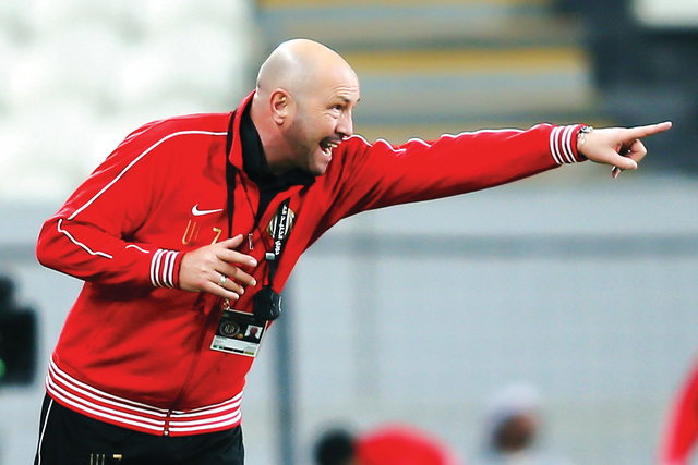 "والتر زينغا وتعليمات إلى لاعبيه خلال اللقاء"