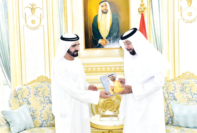"محمد بن راشد يهدي كتاب \"ومضات من فكر\" لرئيس الدولة"