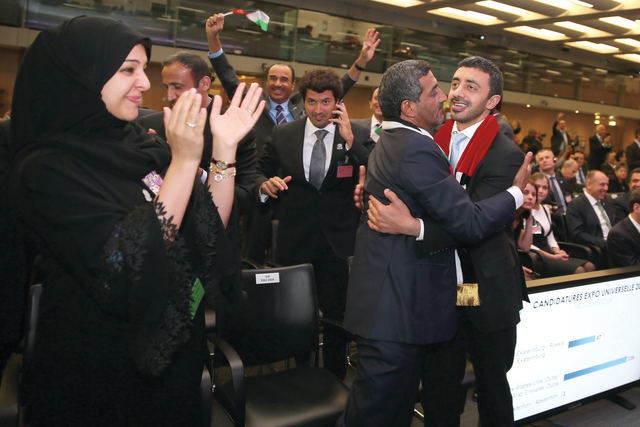 "عبد الله بن زايد وأحمد بن سعيد يتبادلان التهاني بالفوز بإكسبو"