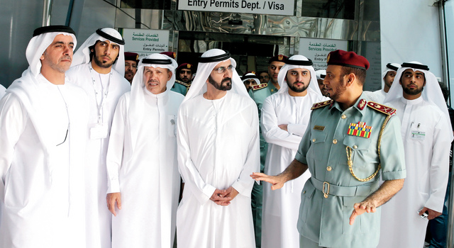 "محمد بن راشد يتفقد الهجرة والجوازات"