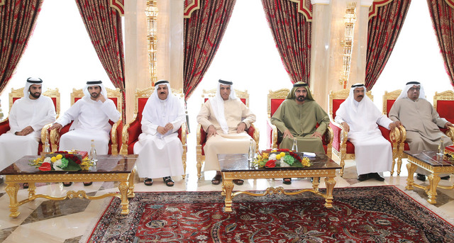 "محمد بن راشد خلال استقباله سعود بن صقر بحضور حمدان بن محمد ومحمد بن سعود ومحمد المر وضاحي خلفان وعبدالله عمران"
