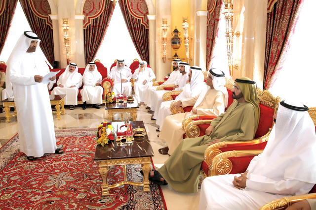 "محمد بن راشد وسعود بن صقر يستمعان إلى أحد المواطنين بحضور حمدان بن محمد ومحمد بن سعود ومحمد المر وعبدالله عمران والأعيان وكبار المسؤولين تصوير ــ محمد هشام"