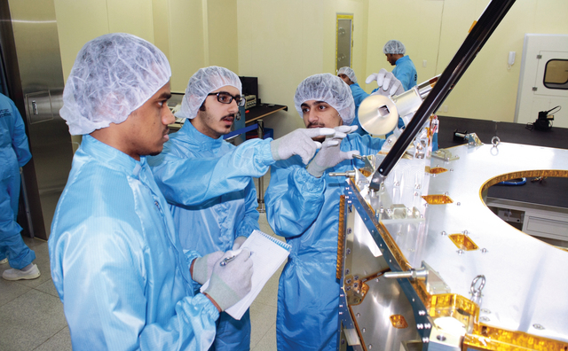 "مهندسو الإمارات أثناء العمل \tمن المصدر"