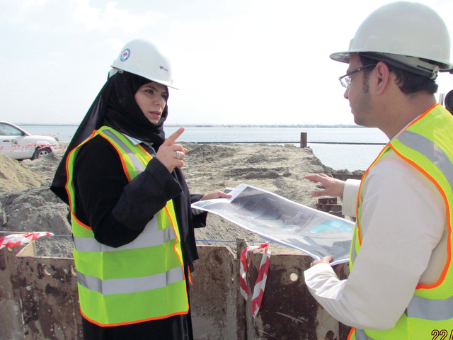 "المهندسة الهرمودي أثناء الإشراف على المشروع\t\tالبيان"