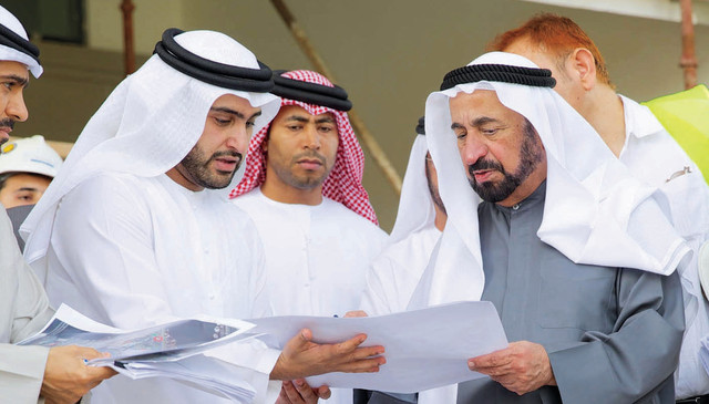 "حاكم الشارقة خلال تفقده سوق الجبيل"