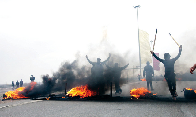 "ناشطون من معتصمي الرمادي يقطعون الطريق بإطارات محترقة لمنع تقدّم الجيش.     \t     إي.بي.إيه"