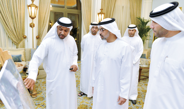 "حمدان بن زايد يطلع على مشاريع «أدنوك للتوزيع»\t   وام"