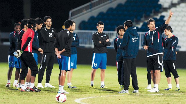 "مدرب بني ياس يتحدث للاعبين\tمن المصدر"