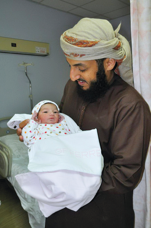 "أبوظبي ـ مزنة مع والدها"