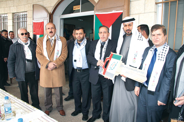 "أحمد الطنيجي خلال حفل الافتتاح مع عدد من المسؤولين الفلسطينيين وام"