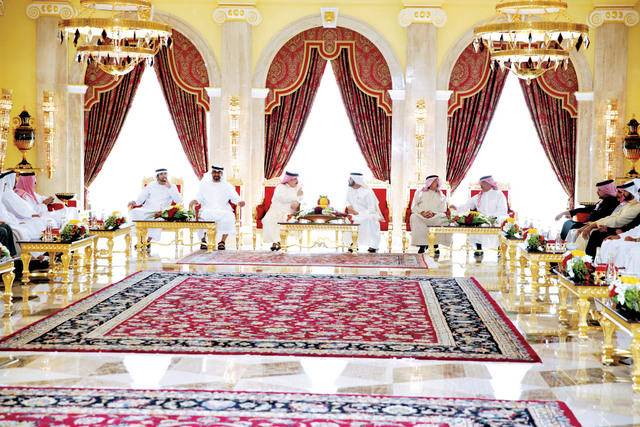 "نائب رئيس الدولة في حوار مع ملك البحرين بحضور ولي عهد أبوظبي وولي عهد دبي ورئيس الحرس الوطني البحريني والممثل الشخصي للملك \tتصوير: خليفة اليوسف"