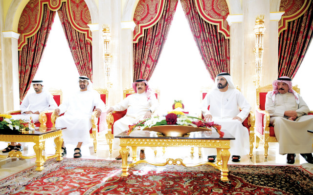 "محمد بن راشد مستقبلاً حمد بن عيسى بحضور محمد بن زايد وحمدان بن محمد ومحمد بن عيسى\tتصوير: خليفة اليوسف"