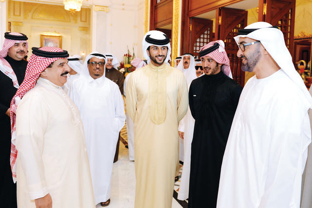"حمد بن عيسى في حوار مع محمد بن زايد بحضور ناصر وسلطان بن حمد وضاحي خلفان"