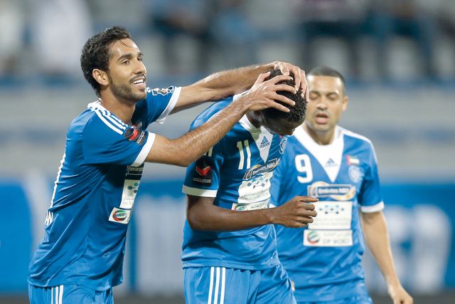 "فرحة لاعبي النصر بالفوز المستحق على دبي\tتصوير - سالم خميس"