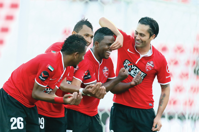 "لاعبو الأهلي واحتفالية بهدف إسماعيل الحمادي\tتصوير - سالم خميس"