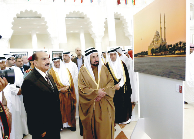 "حاكم الشارقة خلال جولته في المعرض\t تصوير: محمود الخطيب"