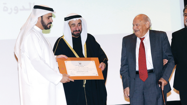 "حاكم الشارقة يكرم الشاعرين الفائزين \t\tتصوير ـــ غلام كاركر"