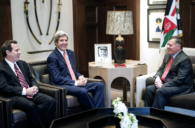 "..والعاهل الأردني مستقبلاً كيري في عمان \t\t أ.ب"