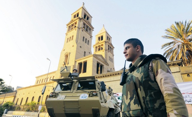 "مدرعة للجيش المصري تؤمن كاتدرائية القديس مرقس في القاهرة\tأ.ب"