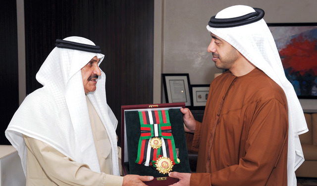 "عبدالله بن زايد مقلدا ابراهيم البراهيم وسام زايد الثاني           وام"