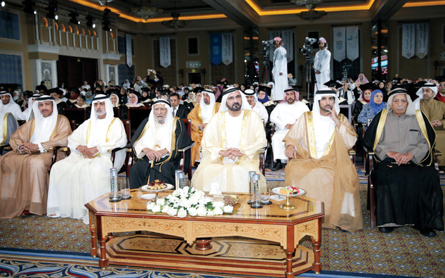"محمد بن راشد يشهد حفل التخريج بحضور حمدان بن محمد ونهيان بن مبارك والحاج سعيد لوتاه وجمعة الماجد ومحمد الشيباني\tتصوير ــ خليفة اليوسف"