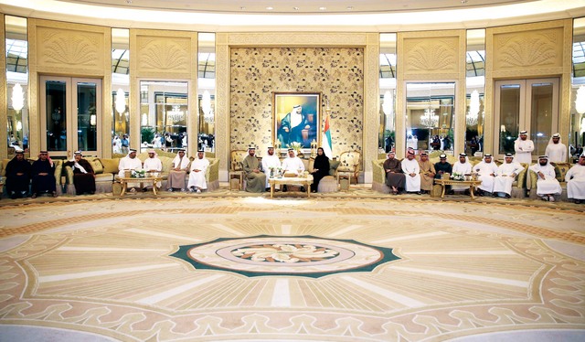 "..ويستقبل المكرمين في قصر النخيل"