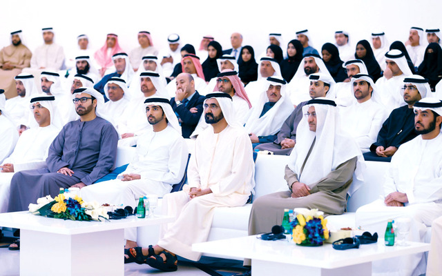 "محمد بن راشد يتابع فعاليات الجلسة بحضور حمدان بن محمد والقرقاوي والقطامي والمسؤولين وخبراء التعليم \tتصوير ـــ محمد هشام وخليفة اليوسف"