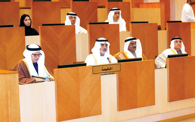"نهيان بن مبارك وعبدالله النعيمي وأنور قرقاش خلال الجلسة \t البيان"