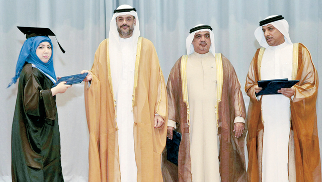 "ولي عهد الشارقة يسلم شهادة الدبلوم لإحدى الخريجات في حضور النعيمي والجسمي\t تصوير ـــ يونس"