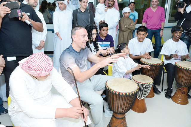 "ريبيري يقرع الطبول ويغني"