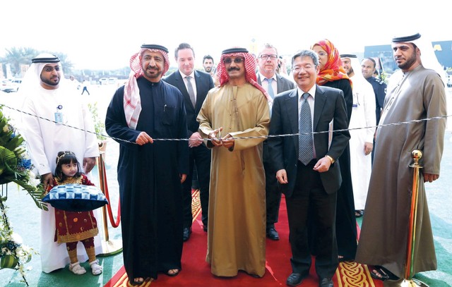 "سلطان بن سليم وأحمد بطي والقنصل الياباني خلال الافتتاح الرسمي للمعرض\tتصوير حصة اسماعيل"