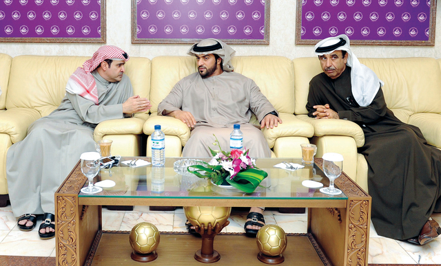 "عبدالله بن محمد وسامي القمزي وراشد أميري أثناء الاجتماع المشترك \t البيان"