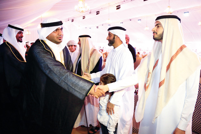 "سعيد بن مكتوم يهنئ العرسان"