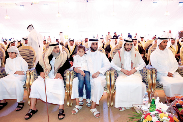 "سعيد بن مكتوم يتابع الحفل"
