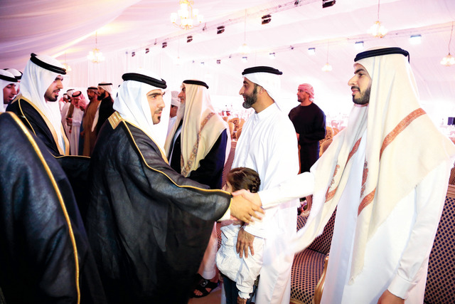 "سعيد بن مكتوم والشيوخ والمسؤولون يهنئون العرسان"