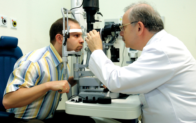 "خلال فحص قرنية العين"