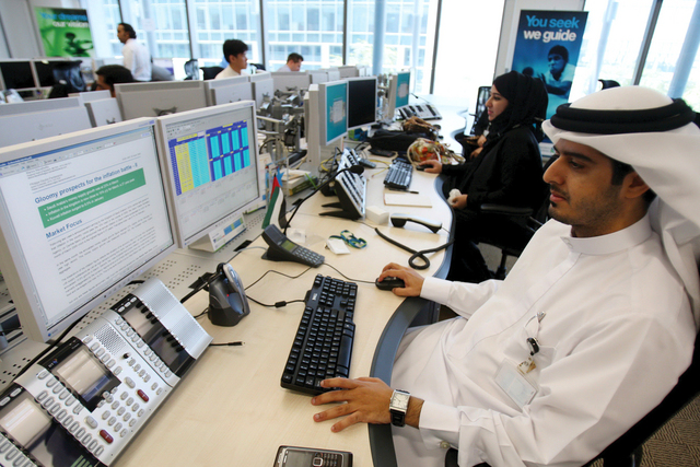 "الدراسة مع الوظيفة من أجل الترقية في العمل أرشيفية"