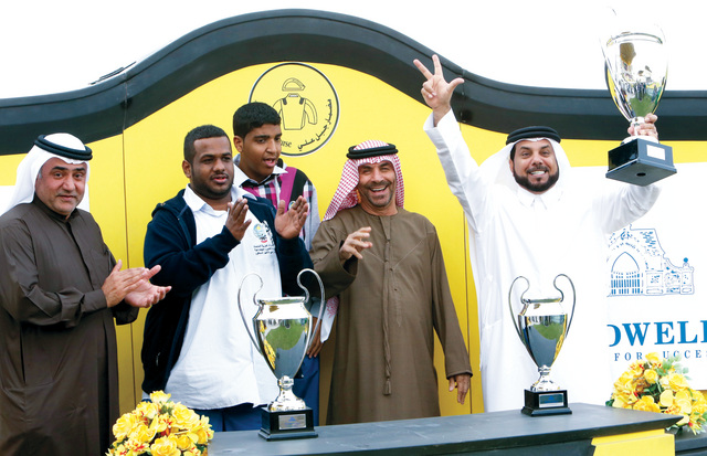 "مصبح المهيري في فرحة غامرة بعد تسلمه كأس الشوط الرئيسي"