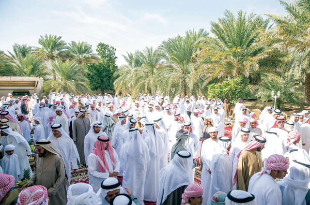 "مواطنون خلال مأدبة سيف الدرمكي"