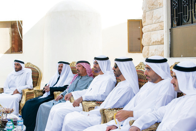 "ولي عهد أبوظبي خلال المأدبة بحضور سعيد ونهيان وذياب بن زايد وزايد بن سعيد بن زايد"