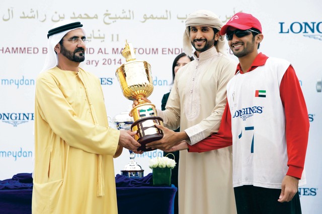 "محمد بن راشد يسلم البطل راشد بن دلموك كأس البطولة بحضور ناصر بن حمد\t تصوير ـ خليفة اليوسف"