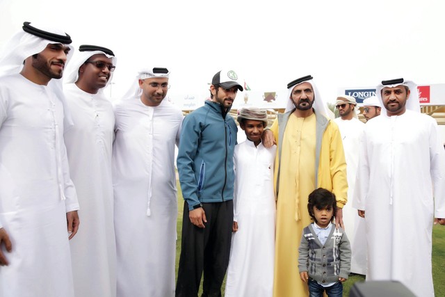 "محمد بن راشد وحمدان بن محمد مع الطفلين احمد وحمدان تصوير ـ خليفة اليوسف"