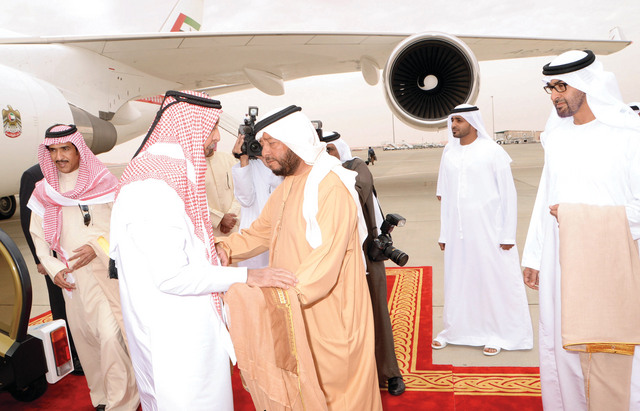 "خليفة وفي استقباله سلطان ومحمد بن زايد"
