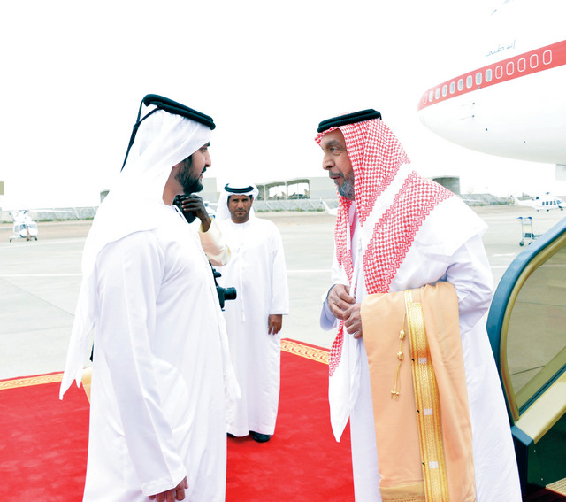 "خليفة وفي استقباله مكتوم بن محمد"
