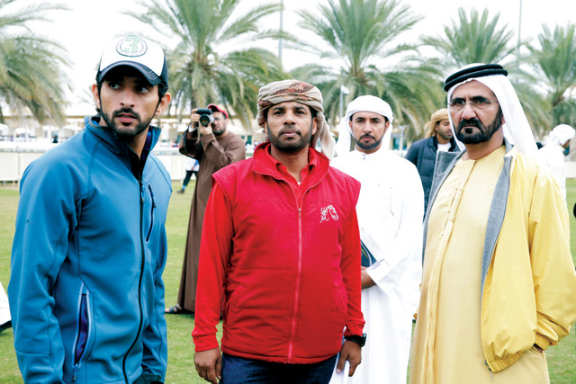 "محمد بن راشد وحمدان بن محمد خلال متابعة السباق تصوير ــ خليفة اليوسف"